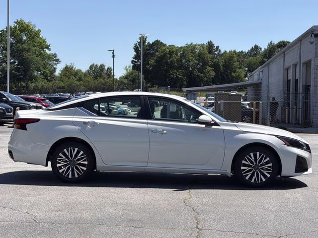 2025 Pearl White Tricoat Nissan Altima 2.5 SV FWD Sedan
