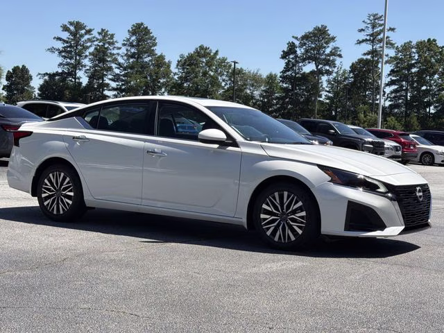 2025 Pearl White Tricoat Nissan Altima 2.5 SV FWD Sedan