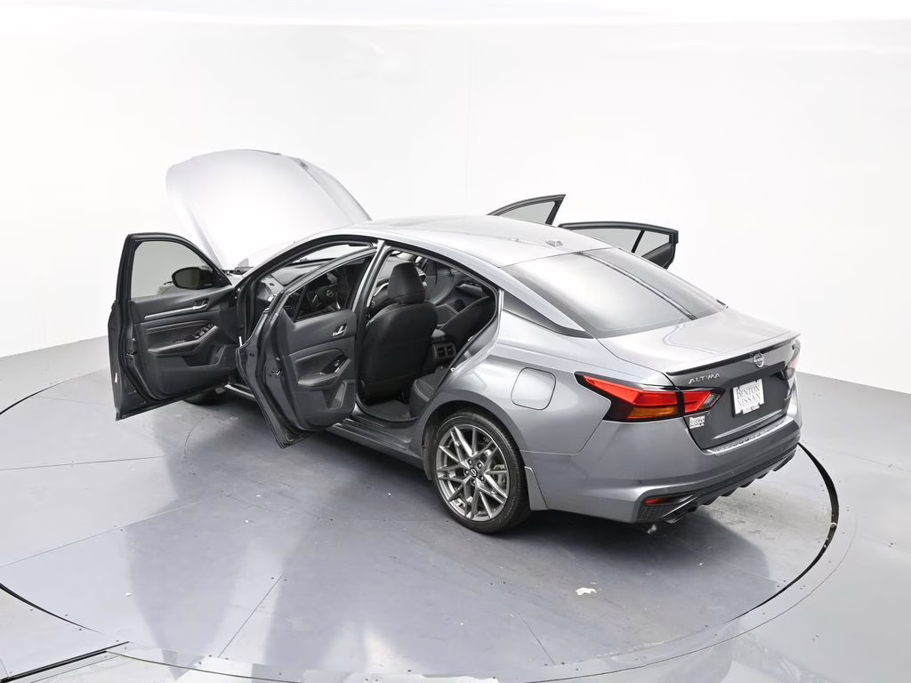 2023 Gun Metallic Nissan Altima 2.0 SR FWD Sedan