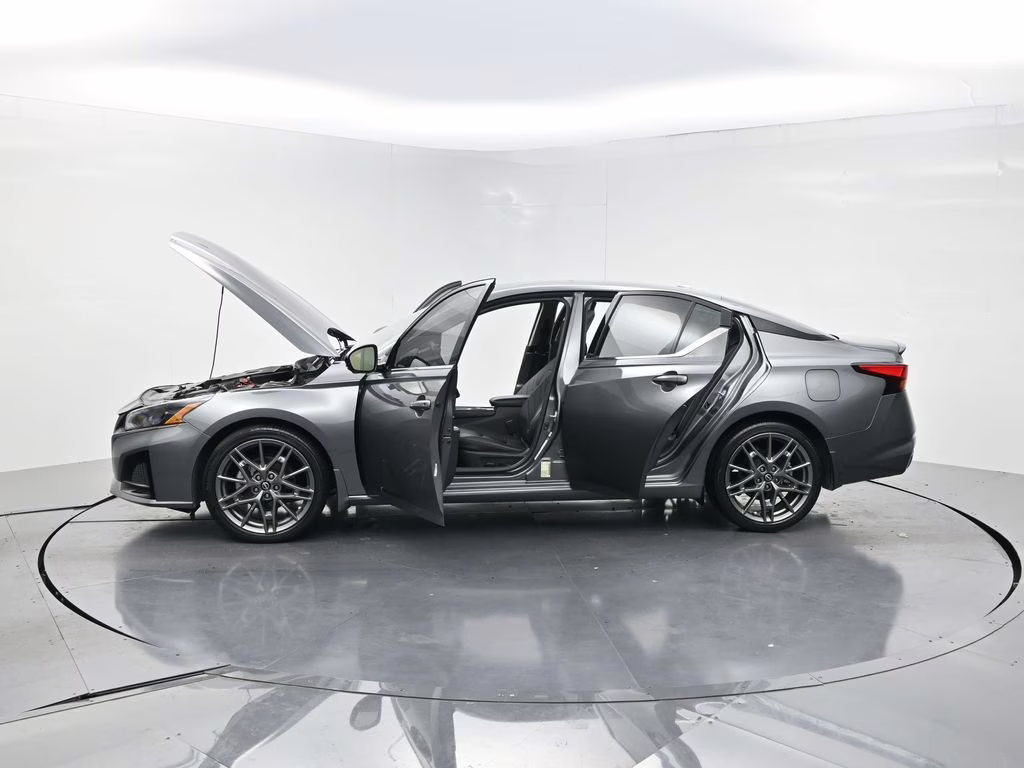 2023 Gun Metallic Nissan Altima 2.0 SR FWD Sedan