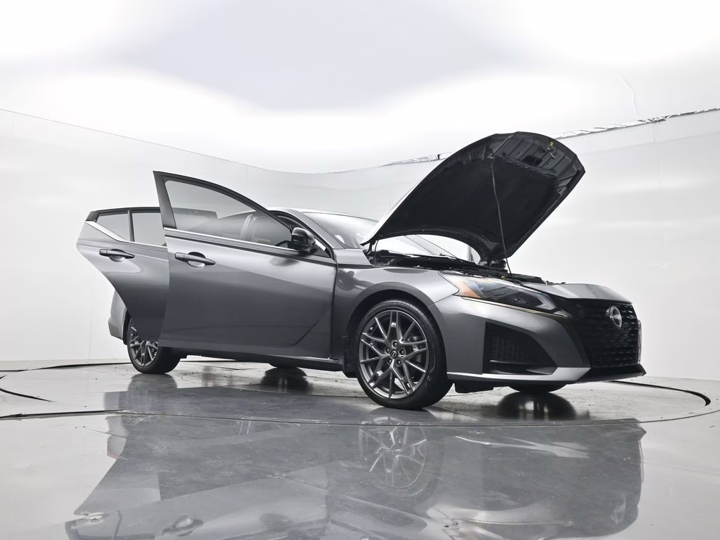 2023 Gun Metallic Nissan Altima 2.0 SR FWD Sedan