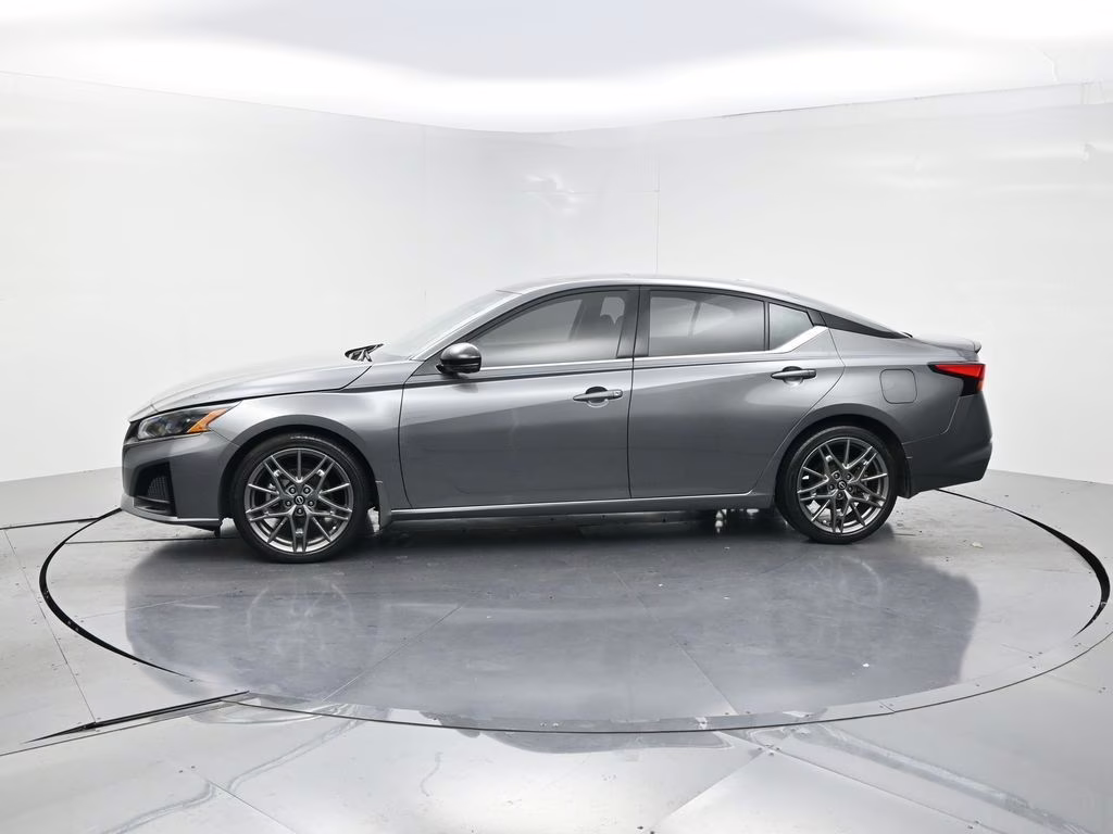 2023 Gun Metallic Nissan Altima 2.0 SR FWD Sedan