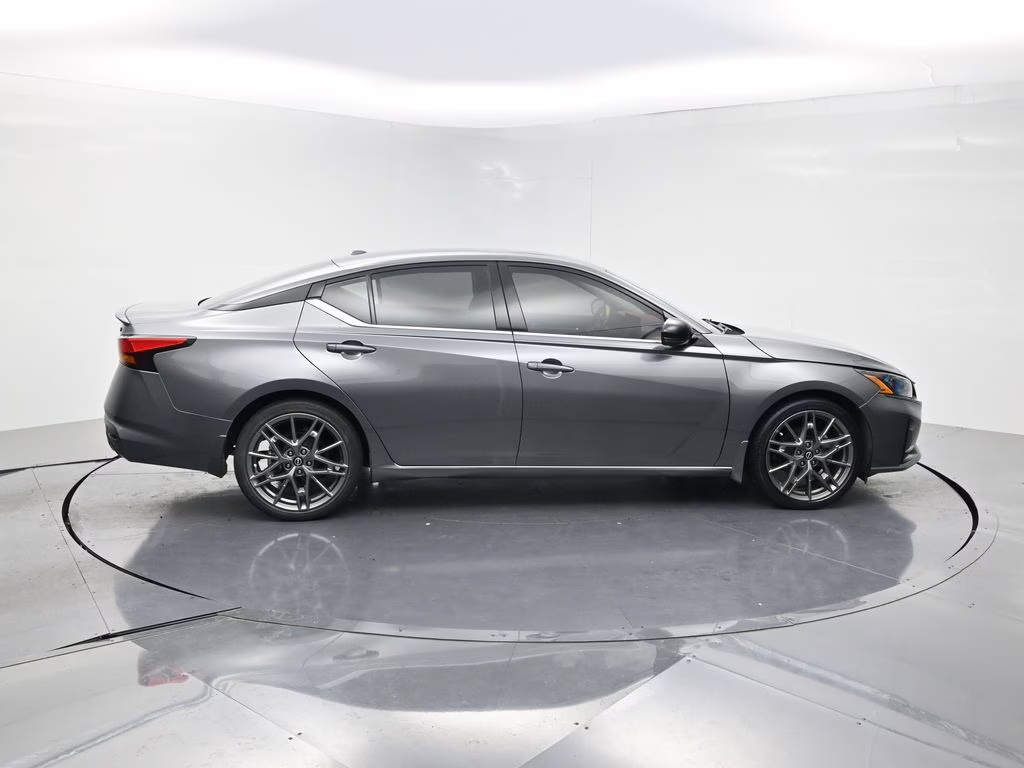 2023 Gun Metallic Nissan Altima 2.0 SR FWD Sedan
