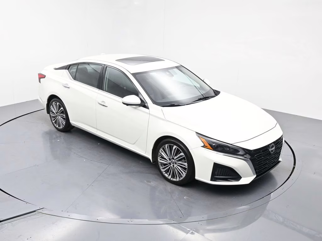 2025 Pearl White Tricoat Nissan Altima 2.5 SL FWD Sedan