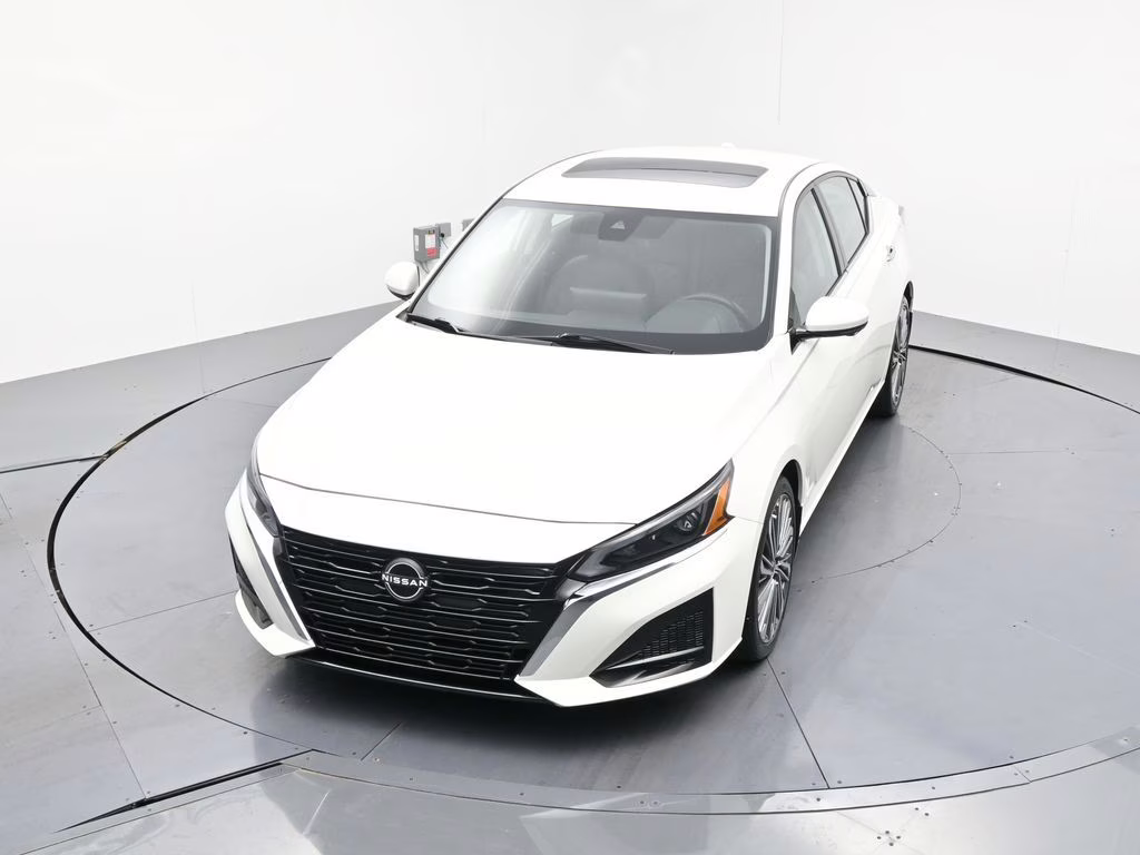 2025 Pearl White Tricoat Nissan Altima 2.5 SL FWD Sedan