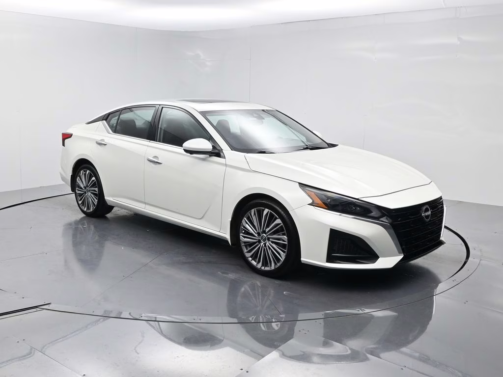 2025 Pearl White Tricoat Nissan Altima 2.5 SL FWD Sedan