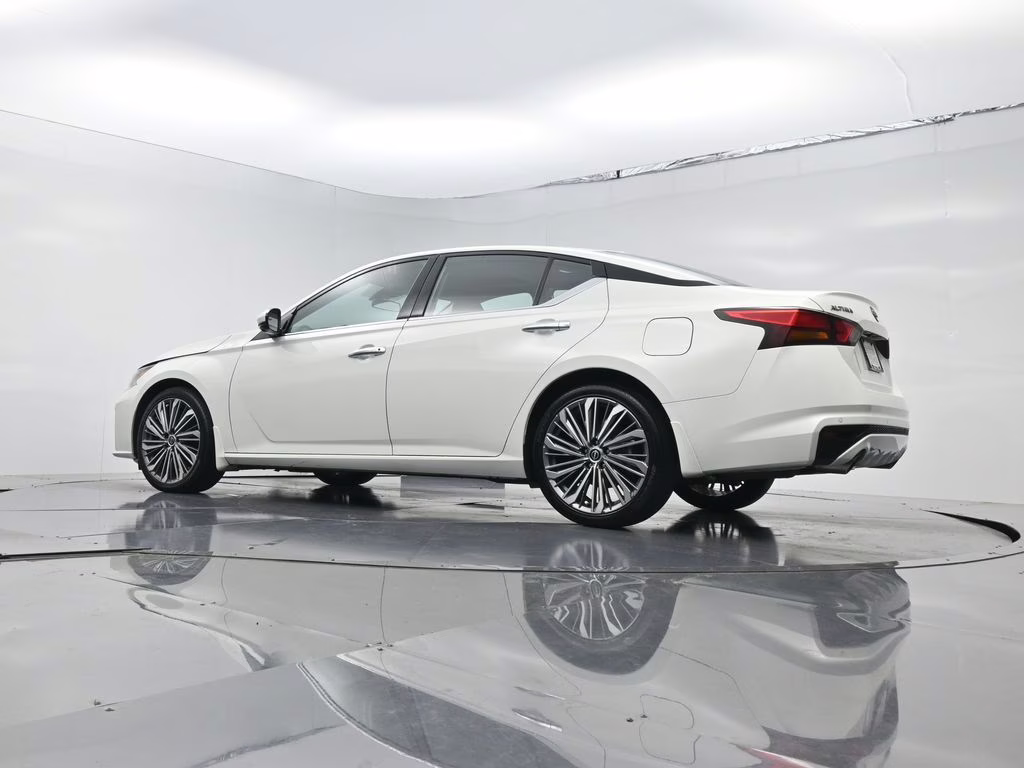 2025 Pearl White Tricoat Nissan Altima 2.5 SL FWD Sedan