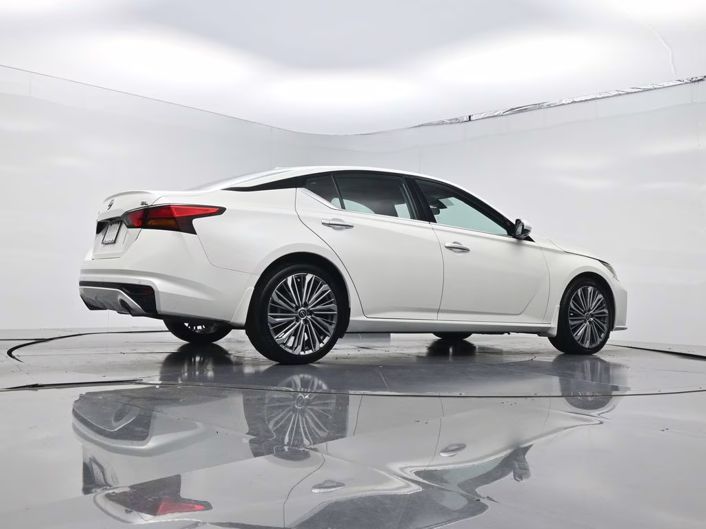 2025 Pearl White Tricoat Nissan Altima 2.5 SL FWD Sedan