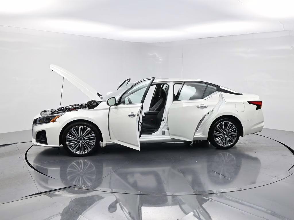 2025 Pearl White Tricoat Nissan Altima 2.5 SL FWD Sedan