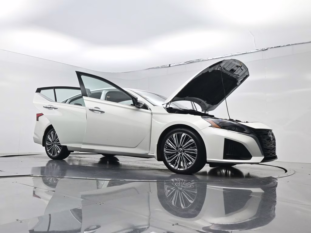 2025 Pearl White Tricoat Nissan Altima 2.5 SL FWD Sedan