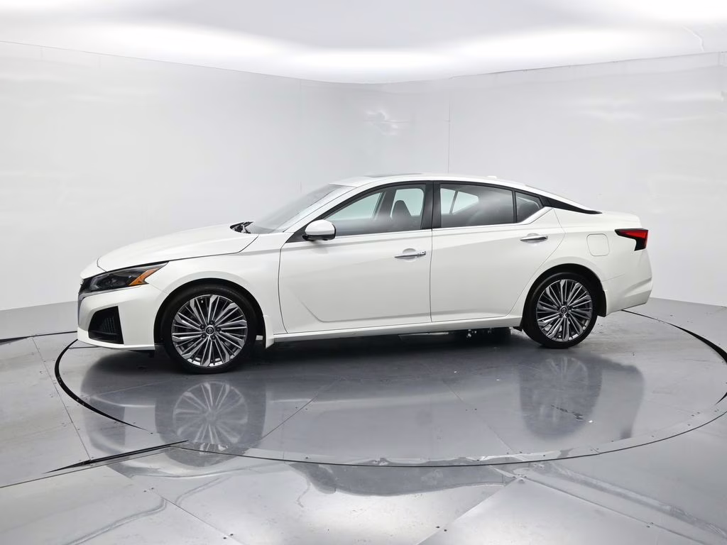 2025 Pearl White Tricoat Nissan Altima 2.5 SL FWD Sedan