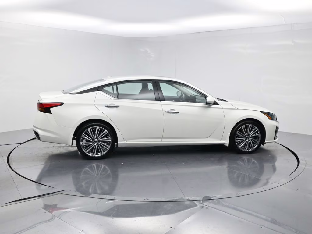 2025 Pearl White Tricoat Nissan Altima 2.5 SL FWD Sedan