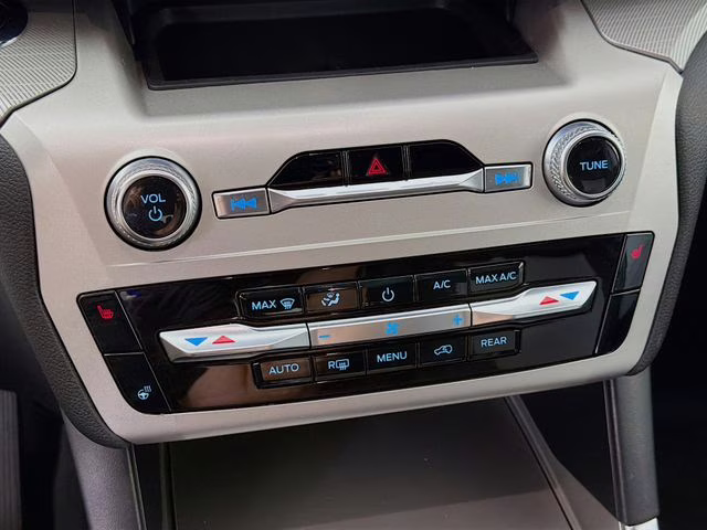 2022 White Metallic Ford Explorer XLT 4X4 SUV