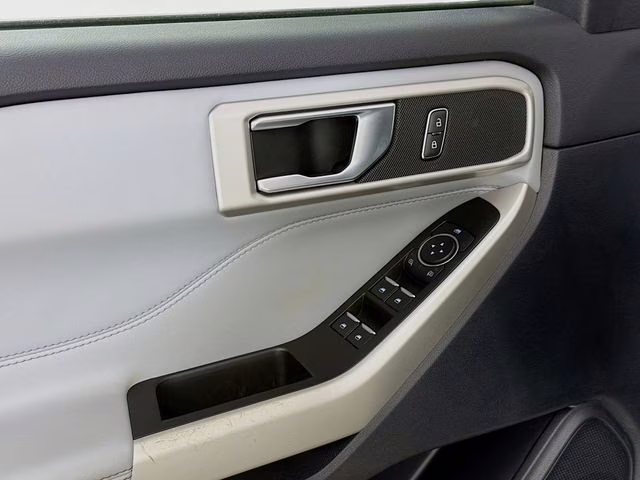 2022 White Metallic Ford Explorer XLT 4X4 SUV