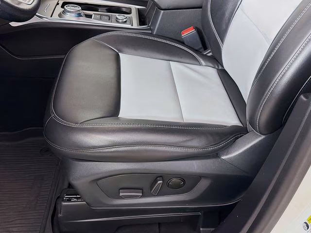 2022 White Metallic Ford Explorer XLT 4X4 SUV