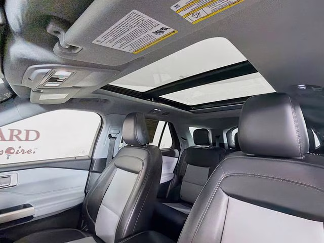 2022 White Metallic Ford Explorer XLT 4X4 SUV