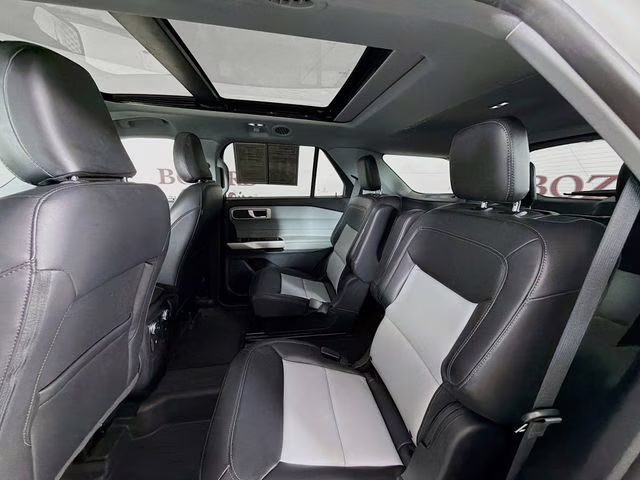 2022 White Metallic Ford Explorer XLT 4X4 SUV