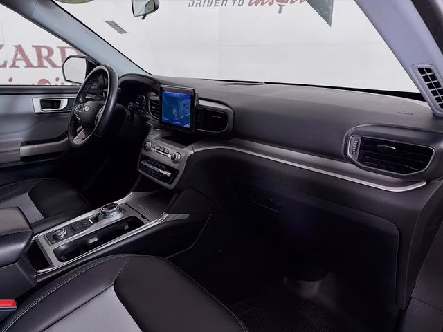 2022 White Metallic Ford Explorer XLT 4X4 SUV