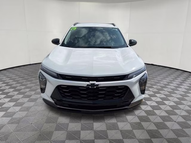 2025 Summit White Chevrolet Trax ACTIV FWD SUV