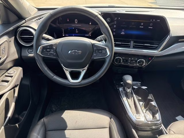 2025 Summit White Chevrolet Trax ACTIV FWD SUV