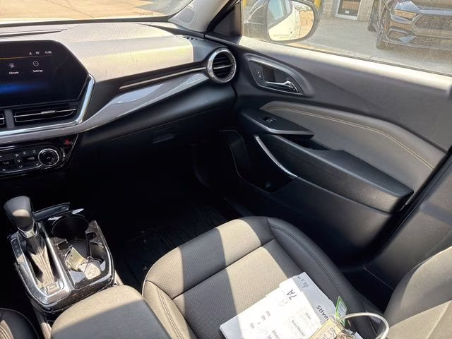 2025 Summit White Chevrolet Trax ACTIV FWD SUV