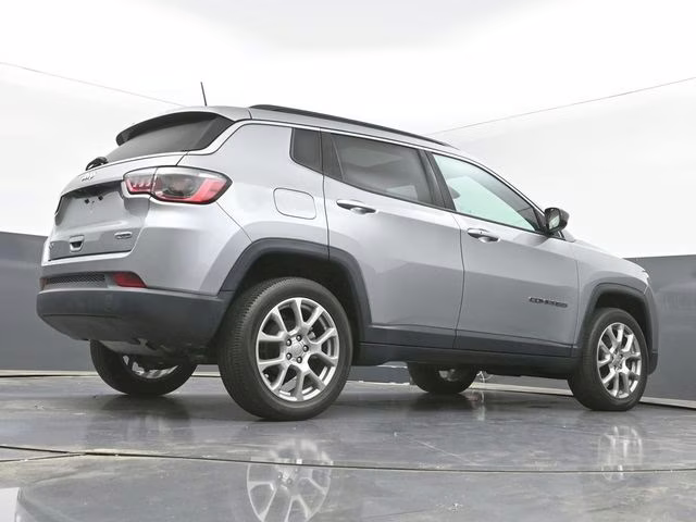 2022 Billet Silver Metallic Clearcoat Jeep Compass Latitude Lux 4X4 SUV