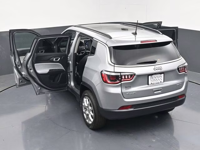 2022 Billet Silver Metallic Clearcoat Jeep Compass Latitude Lux 4X4 SUV