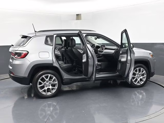 2022 Billet Silver Metallic Clearcoat Jeep Compass Latitude Lux 4X4 SUV