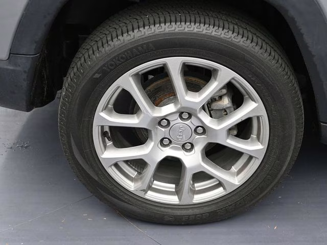 2022 Billet Silver Metallic Clearcoat Jeep Compass Latitude Lux 4X4 SUV