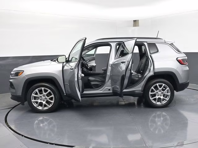 2022 Billet Silver Metallic Clearcoat Jeep Compass Latitude Lux 4X4 SUV
