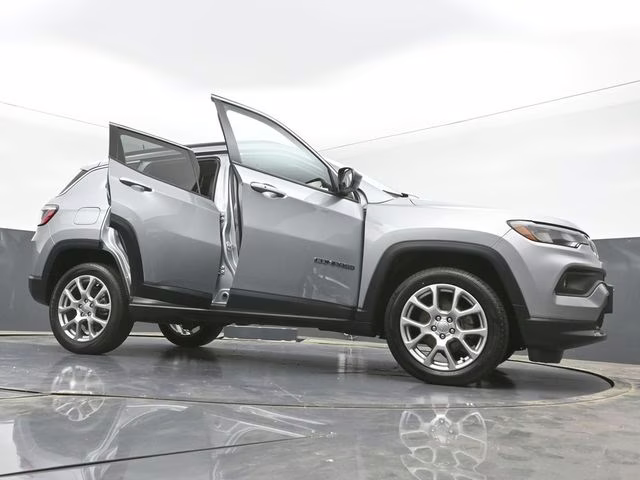 2022 Billet Silver Metallic Clearcoat Jeep Compass Latitude Lux 4X4 SUV