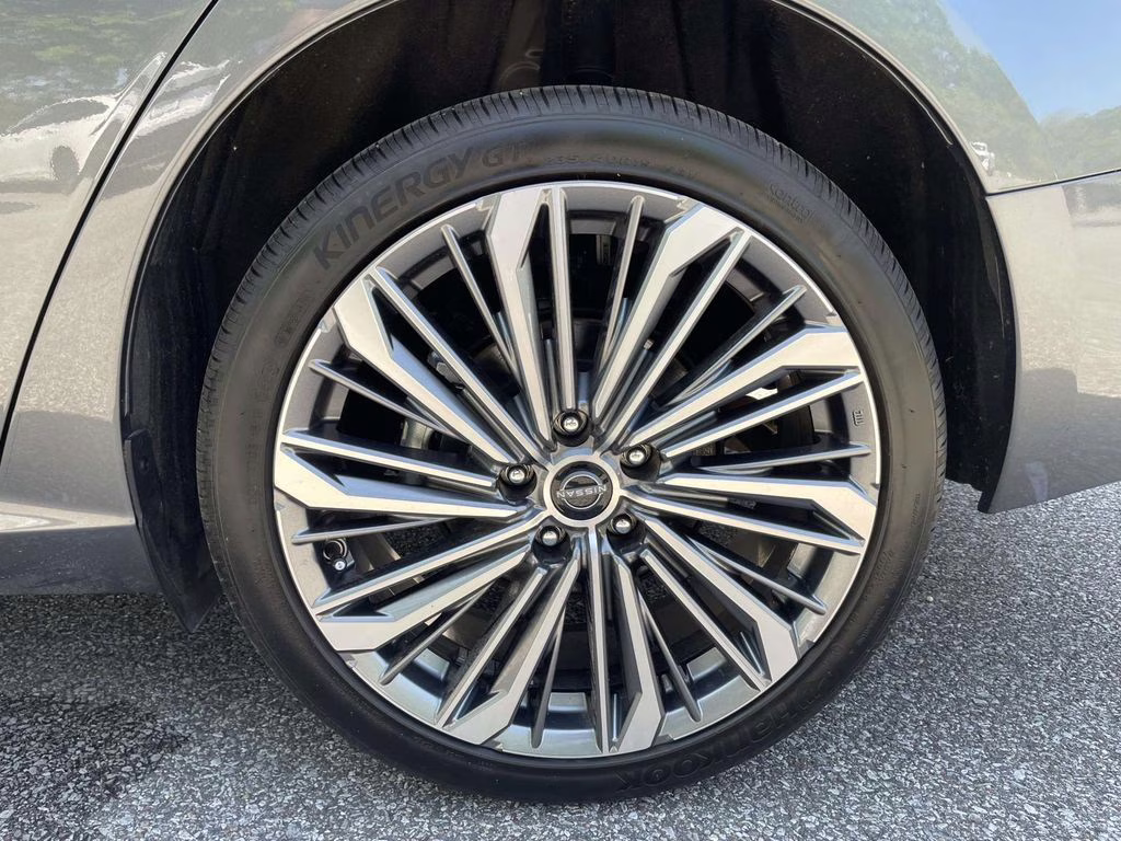 2025 Gun Metallic Nissan Altima 2.5 SL AWD Sedan