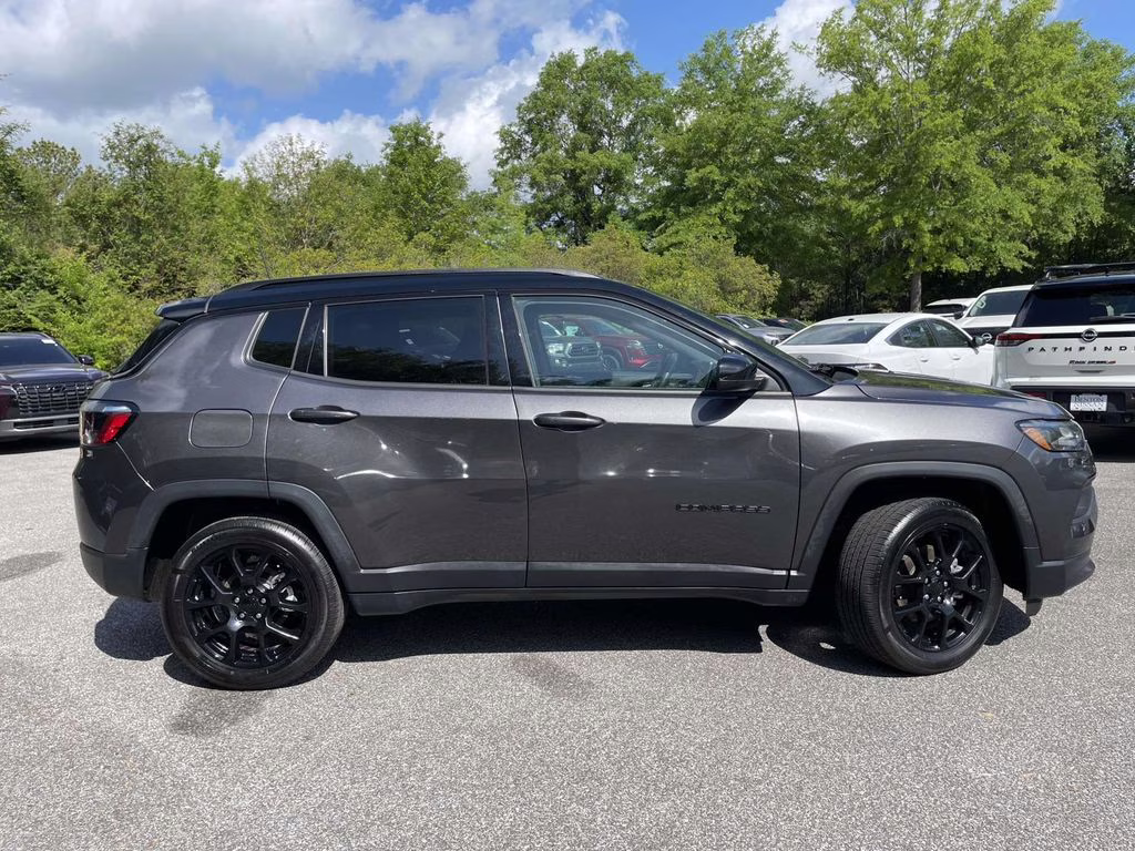 2022 Granite Crystal Metallic Clearcoat Jeep Compass Altitude 4X4 SUV