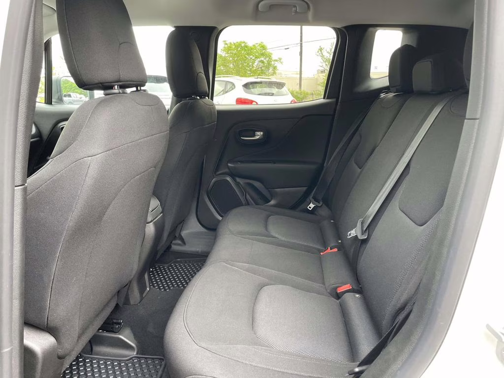 2023 Alpine White Clearcoat Jeep Renegade Latitude 4X4 SUV