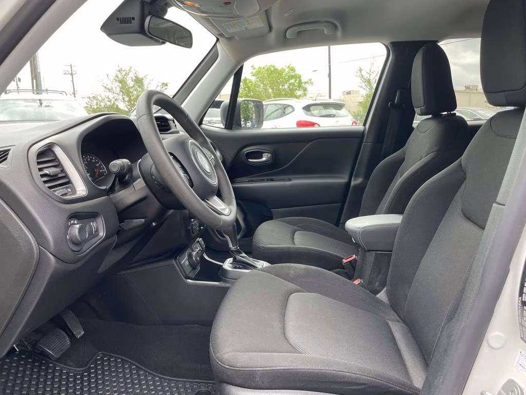 2023 Alpine White Clearcoat Jeep Renegade Latitude 4X4 SUV