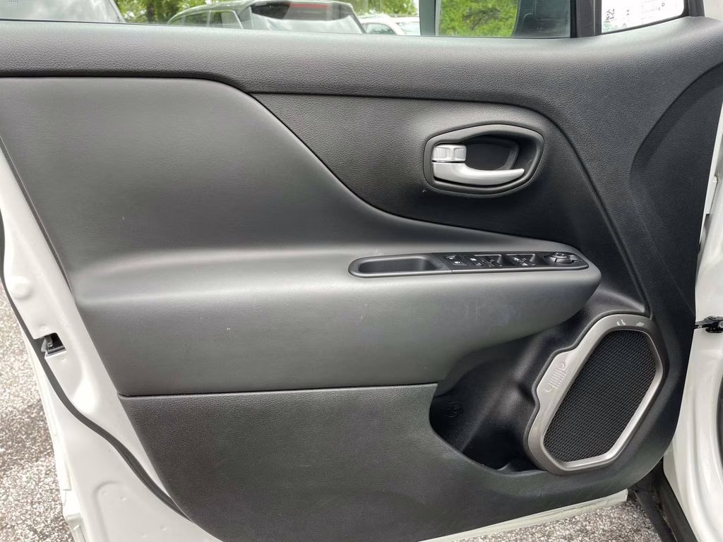 2023 Alpine White Clearcoat Jeep Renegade Latitude 4X4 SUV