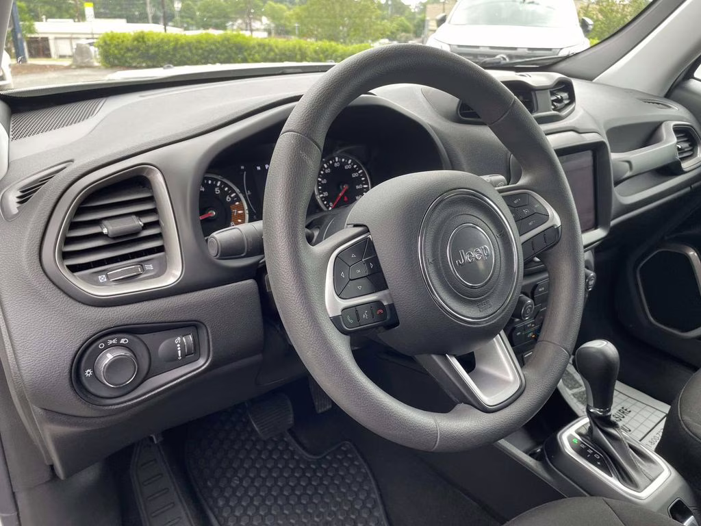 2023 Alpine White Clearcoat Jeep Renegade Latitude 4X4 SUV