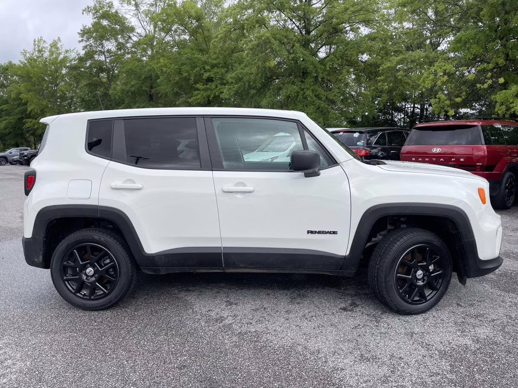 2023 Alpine White Clearcoat Jeep Renegade Latitude 4X4 SUV