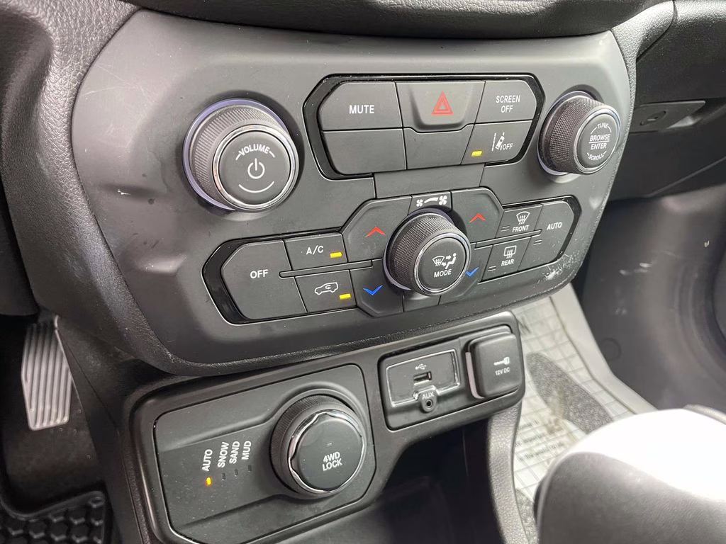 2023 Alpine White Clearcoat Jeep Renegade Latitude 4X4 SUV