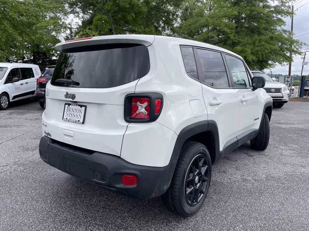 2023 Alpine White Clearcoat Jeep Renegade Latitude 4X4 SUV