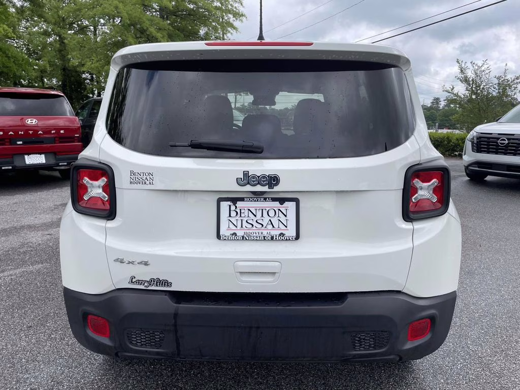 2023 Alpine White Clearcoat Jeep Renegade Latitude 4X4 SUV