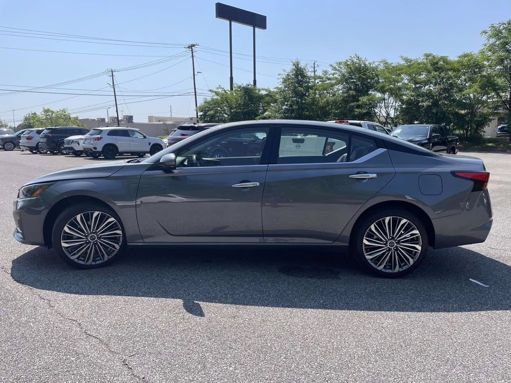 2025 Gun Metallic Nissan Altima 2.5 SL AWD Sedan