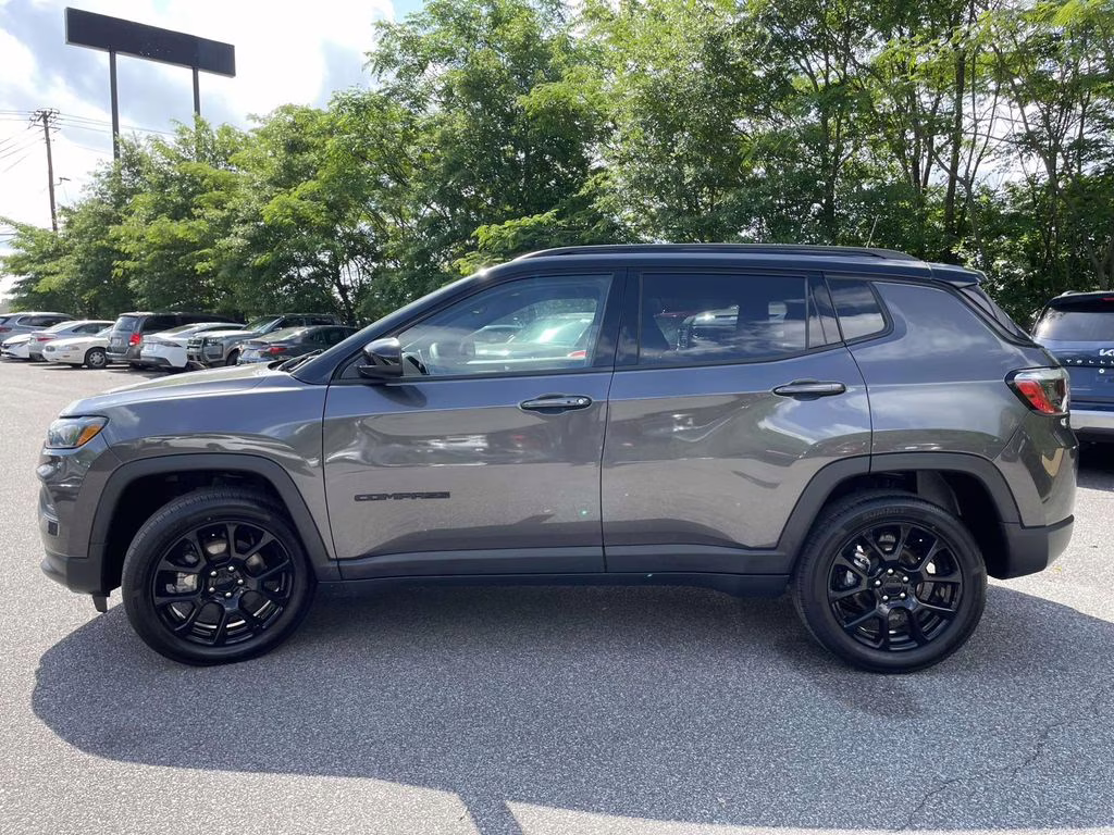 2022 Granite Crystal Metallic Clearcoat Jeep Compass Altitude 4X4 SUV