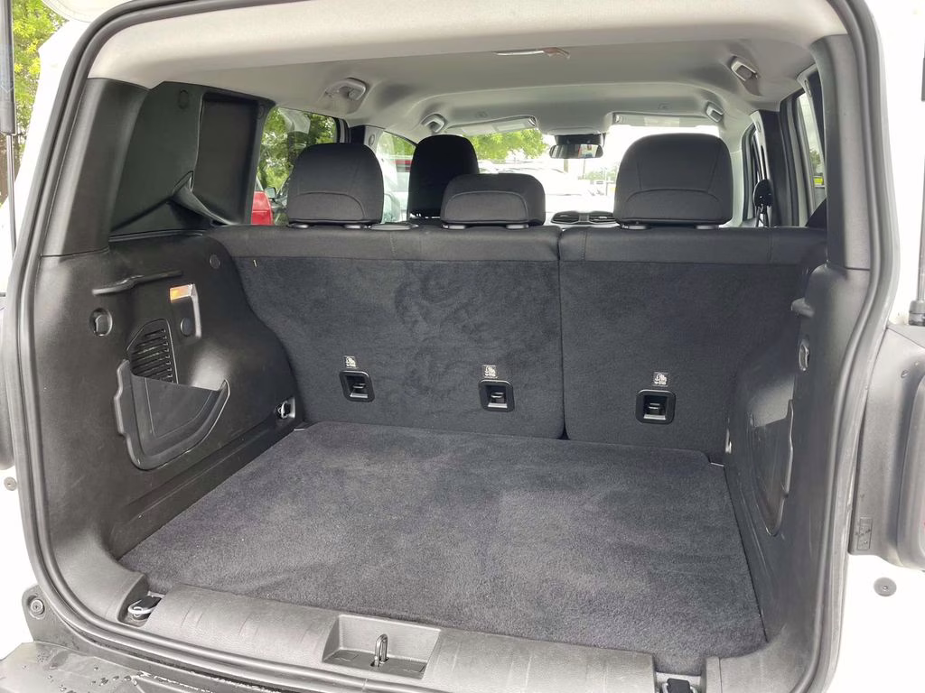 2023 Alpine White Clearcoat Jeep Renegade Latitude 4X4 SUV