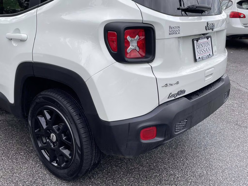 2023 Alpine White Clearcoat Jeep Renegade Latitude 4X4 SUV