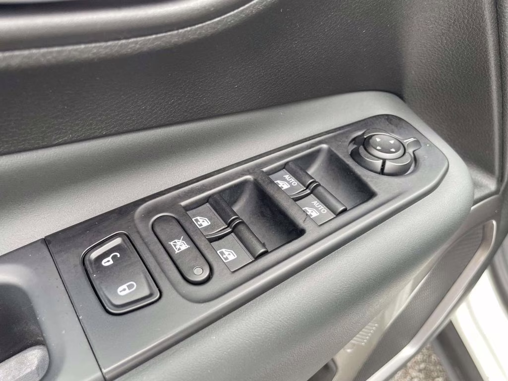 2023 Alpine White Clearcoat Jeep Renegade Latitude 4X4 SUV