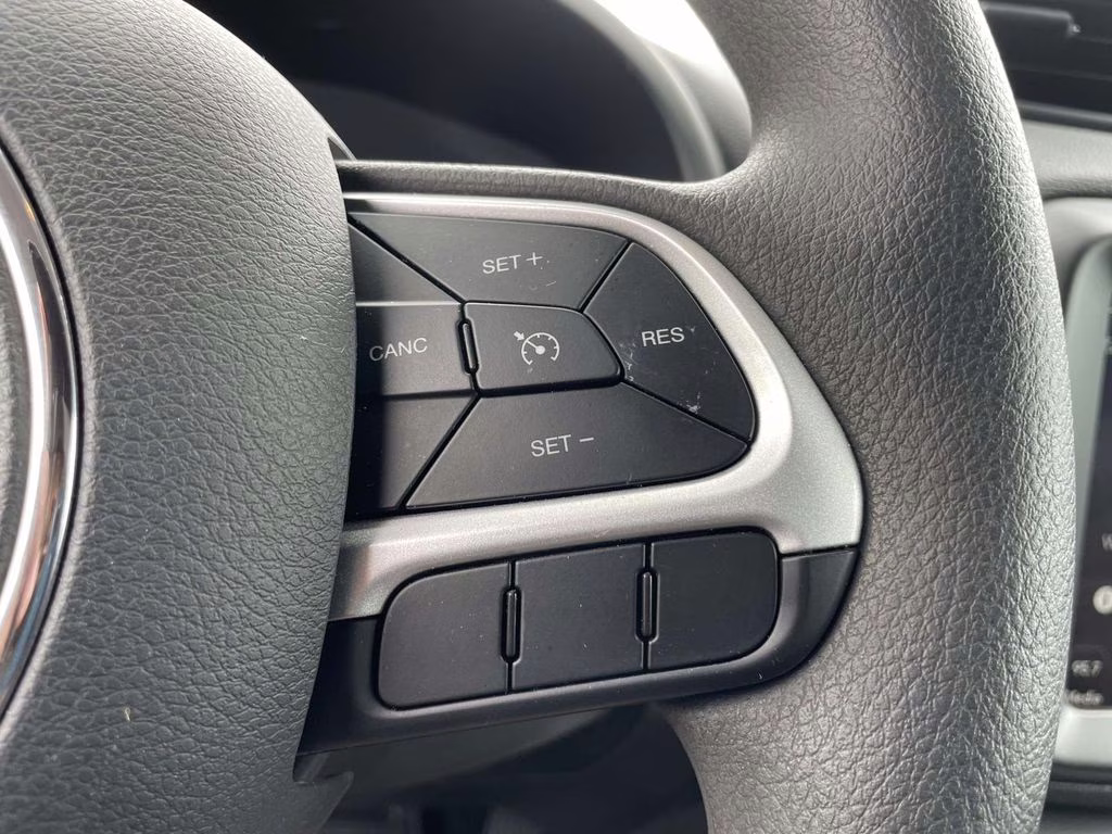 2023 Alpine White Clearcoat Jeep Renegade Latitude 4X4 SUV