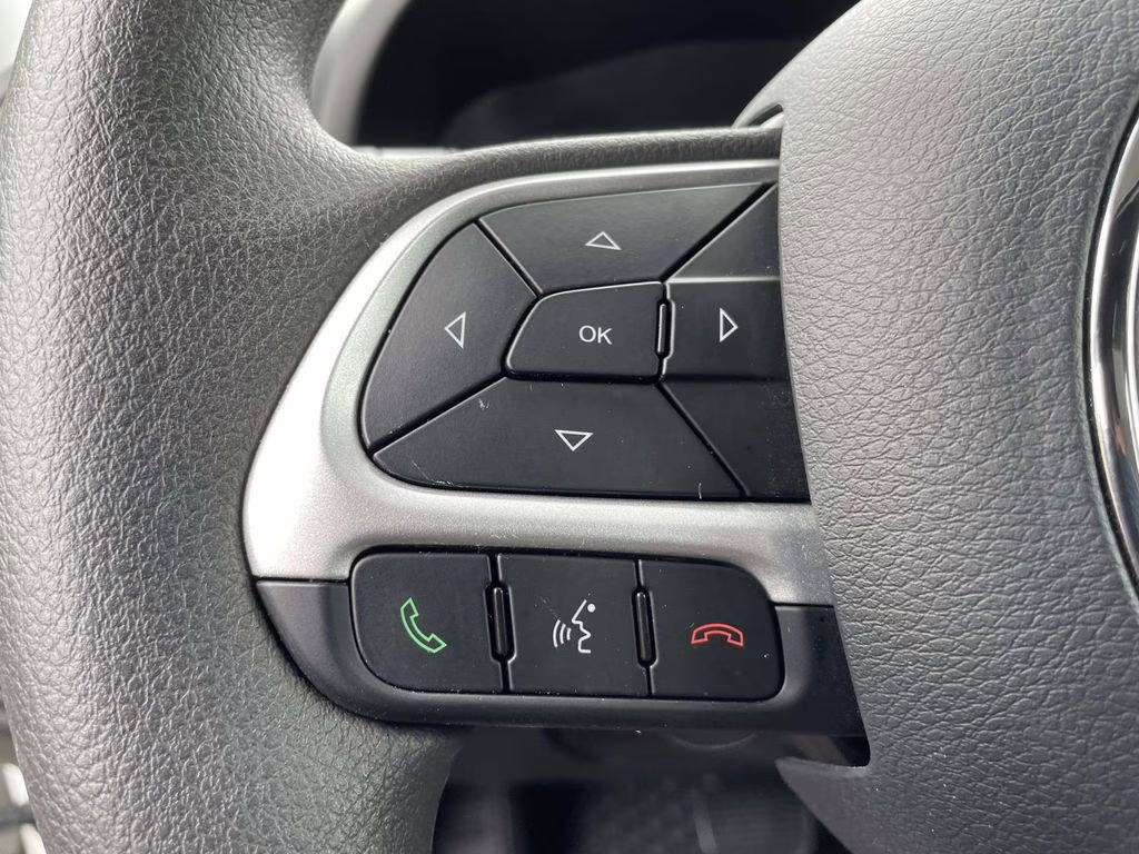 2023 Alpine White Clearcoat Jeep Renegade Latitude 4X4 SUV