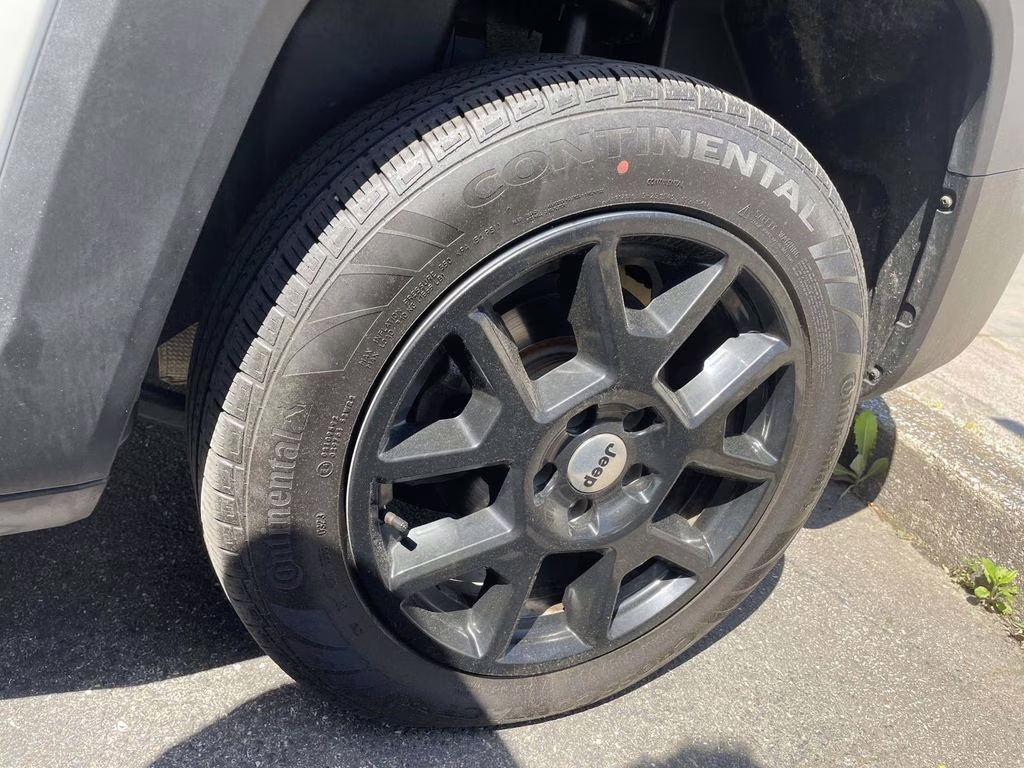 2023 Alpine White Clearcoat Jeep Renegade Latitude 4X4 SUV