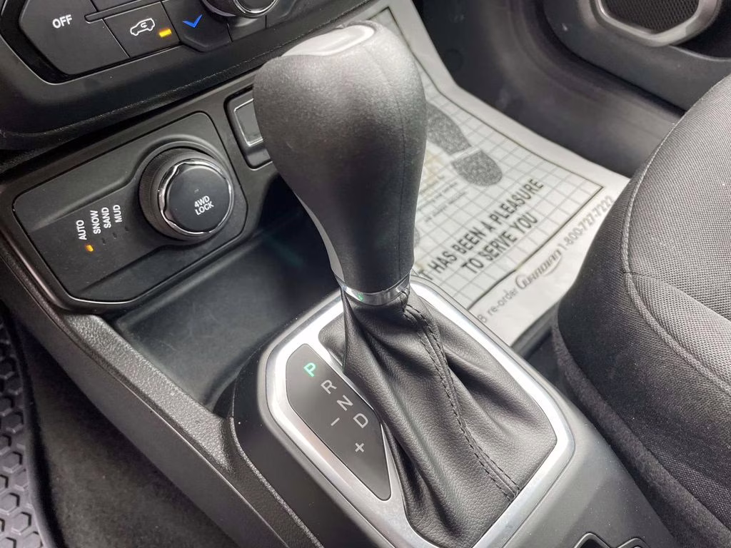 2023 Alpine White Clearcoat Jeep Renegade Latitude 4X4 SUV